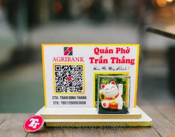 bảng mã qr code để bàn - mèo thần tài vẫy tay