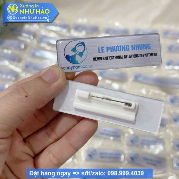bảng tên nhân viên cài áo