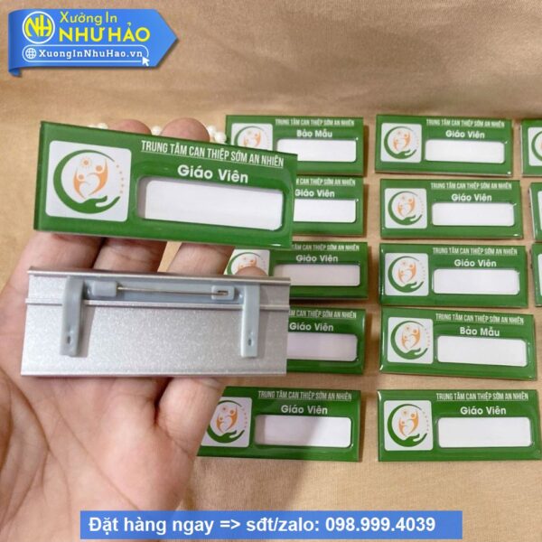 bảng tên nhân viên cài áo