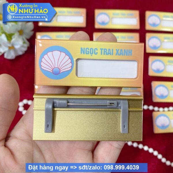 bảng tên nhân viên cài áo