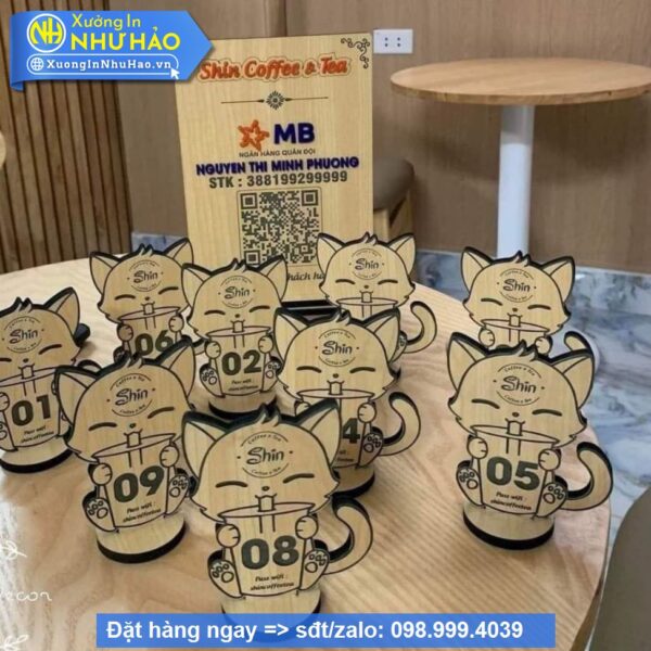 làm thẻ số bàn gỗ