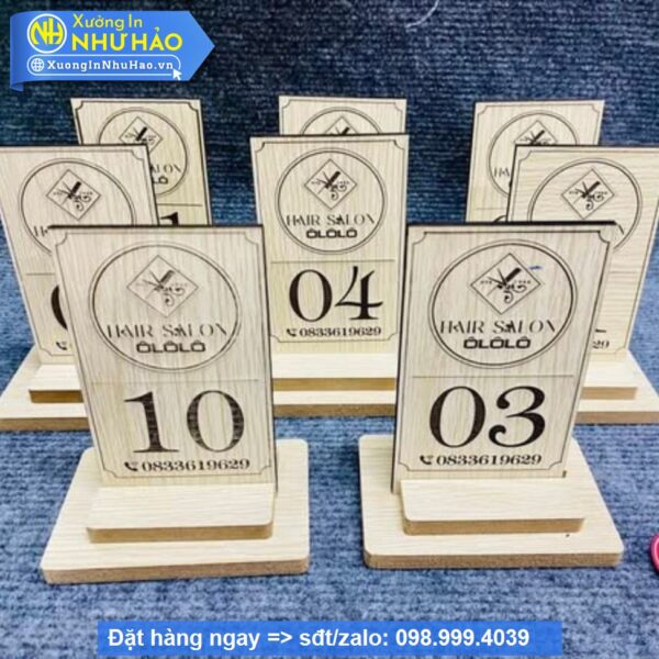 làm thẻ số bàn gỗ