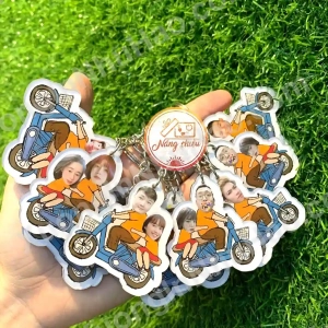 Mẫu Móc Khóa Mica Hot - Cắt Chibi Cặp Đôi Chở Nhau Trên Xe Máy Cute - Móc Khóa Cắt Theo Yêu Cầu