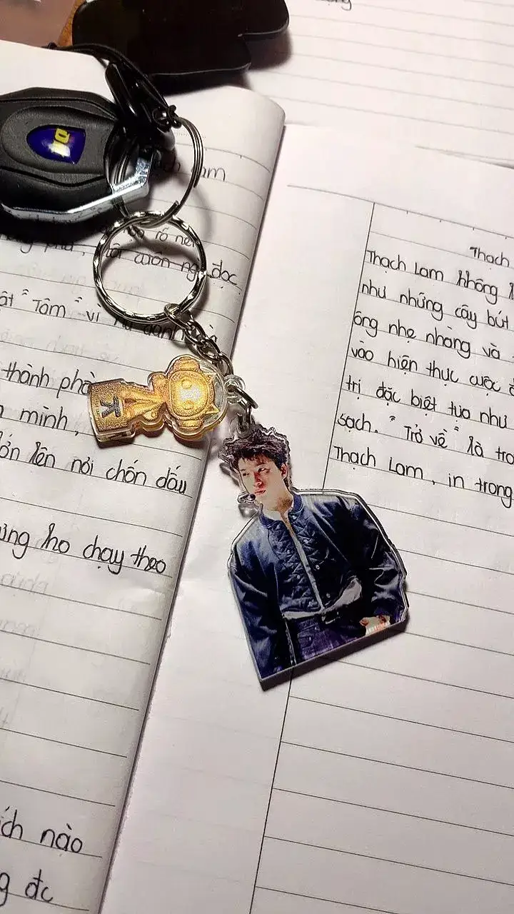 Móc Khoá Keychain Acrylic Hiếu Thứ Hai Quán Quân Anh Trai Say Hi Móc Khóa 2 Mảnh Hình Và Cúp Vàng Tiệm 2 Móc Khoá Keychain Acrylic Hiếu Thứ Hai Quán Quân Anh Trai Say Hi Móc Khóa 2 Mảnh Hình Và Cúp Vàng Tiệm 1