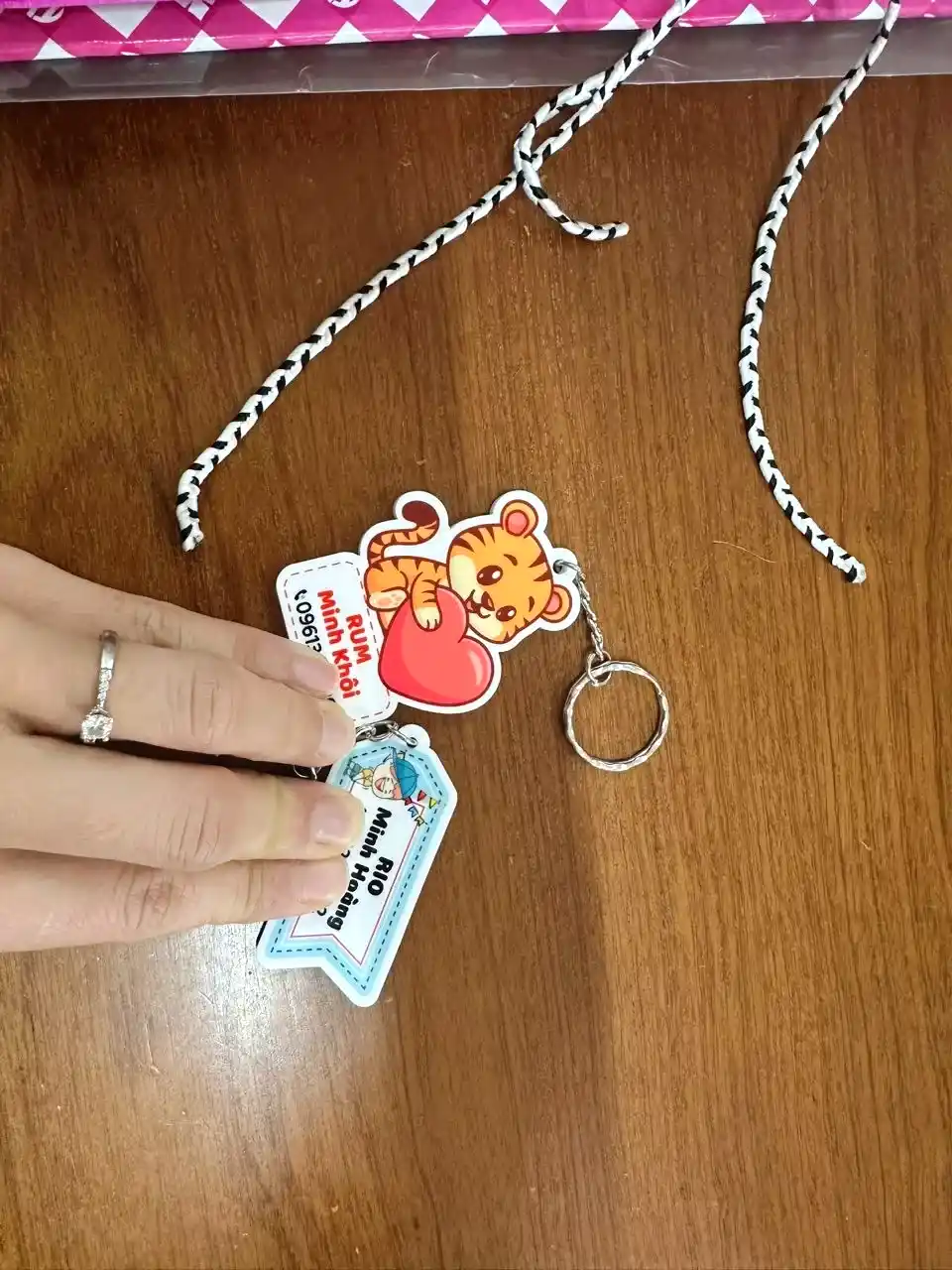 Móc Khóa Nametag Mica In Theo Yêu Cầu, Nhận Đơn Từ 1 Móc, Miễn Phí Thiết Kế 6 Móc Khóa Nametag Mica In Theo Yêu Cầu, Nhận Đơn Từ 1 Móc, Miễn Phí Thiết Kế 5