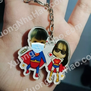 Móc Khóa Quà Lưu Niệm In Hình Chibi Cute Cặp Đôi Theo Yêu Cầu Chất Liệu Mica 1