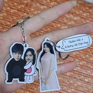 Móc Khóa Quà Lưu Niệm In Hình Chibi Cute Cặp Đôi Theo Yêu Cầu Chất Liệu Mica