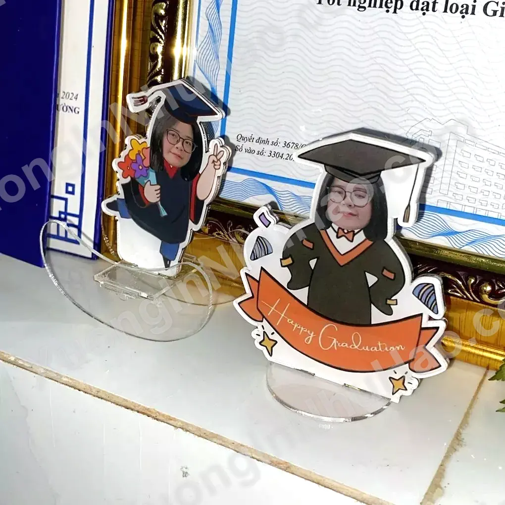 Quà Tặng Tốt Nghiệp Ý Nghĩa- Móc Khoá, Standee, Lò Xo, Standee Lắc Đầu -in Theo Yêu Cầu ĐH 5 Quà Tặng Tốt Nghiệp Ý Nghĩa- Móc Khoá, Standee, Lò Xo, Standee Lắc Đầu -in Theo Yêu Cầu ĐH 4