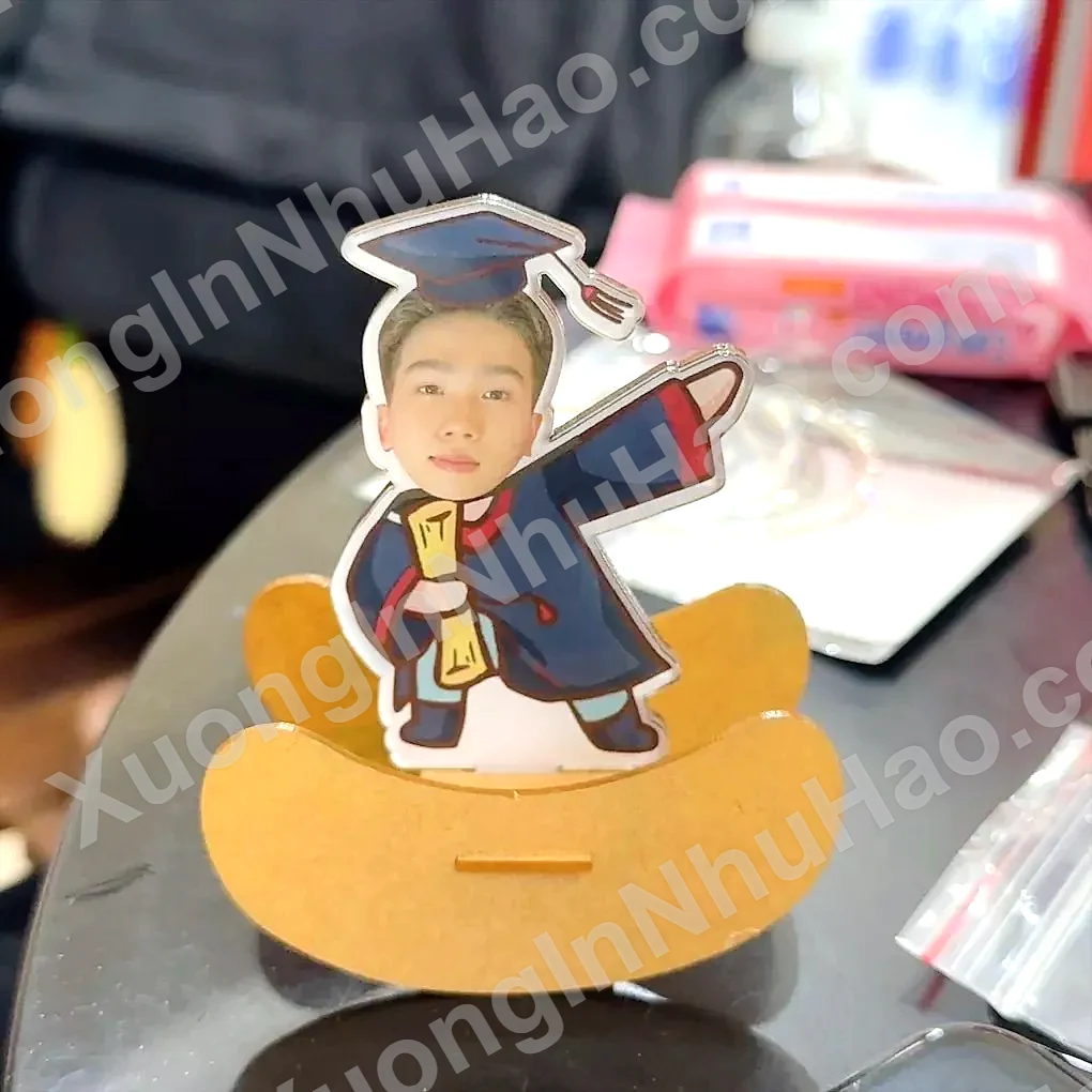 Quà Tặng Tốt Nghiệp Ý Nghĩa- Móc Khoá, Standee, Lò Xo, Standee Lắc Đầu -in Theo Yêu Cầu ĐH 8 Quà Tặng Tốt Nghiệp Ý Nghĩa- Móc Khoá, Standee, Lò Xo, Standee Lắc Đầu -in Theo Yêu Cầu ĐH 7