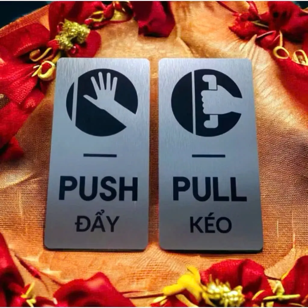 Bảng Pull Push Hướng Dẫn Kéo Đẩy Đóng Mở Cửa Ra Vào Nền Nhôm Alu Bạc, In Uv, Có Thiết Kế Theo Yêu Cầu 5 Bảng Pull Push Hướng Dẫn Kéo Đẩy Đóng Mở Cửa Ra Vào Nền Nhôm Alu Bạc, In Uv, Có Thiết Kế Theo Yêu Cầu 4