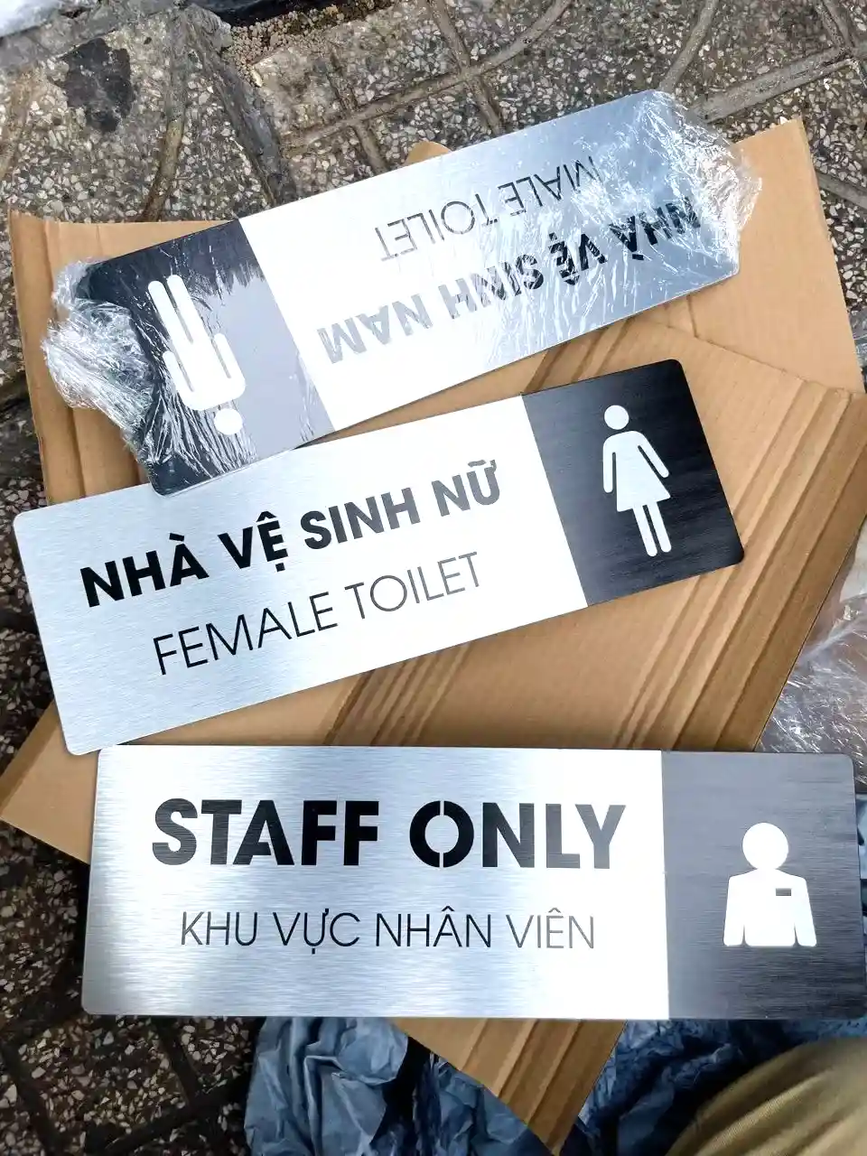Bảng Tên Phòng Chức Danh Dán Cửa Chất Liệu Nhôm Bạc Alu Cao Cấp , Biển Phòng Ban, Biển Chức Danh 1 Bảng Tên Phòng Chức Danh Dán Cửa Chất Liệu Nhôm Bạc Alu Cao Cấp , Biển Phòng Ban, Biển Chức Danh
