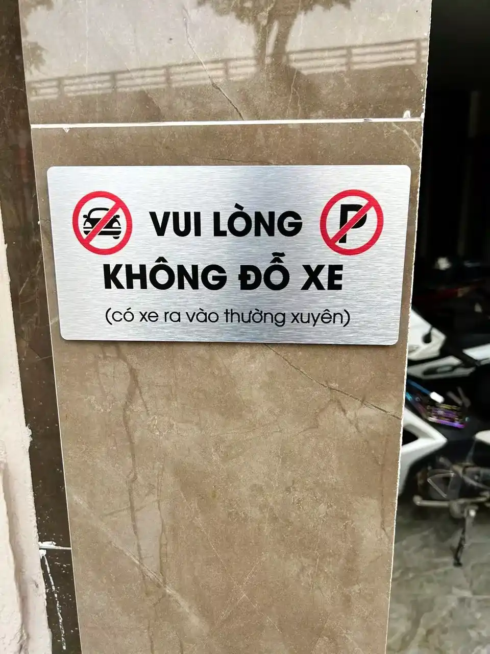 Bảng Vui Lòng Không Đỗ Xe Dán Cửa Trang Trí Khi Vực Cấm Đậu Xe Trước Nhà , Chất Liệu Nhôm Alu Bạc Xước ,tặng Kèm Keo Dán 2 Mặt 2 Bảng Vui Lòng Không Đỗ Xe Dán Cửa Trang Trí Khi Vực Cấm Đậu Xe Trước Nhà , Chất Liệu Nhôm Alu Bạc Xước ,tặng Kèm Keo Dán 2 Mặt 1