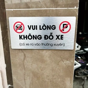 Bảng Vui Lòng Không Đỗ Xe Dán Cửa Trang Trí Khi Vực Cấm Đậu Xe Trước Nhà , Chất Liệu Nhôm Alu Bạc Xước ,tặng Kèm Keo Dán 2 Mặt