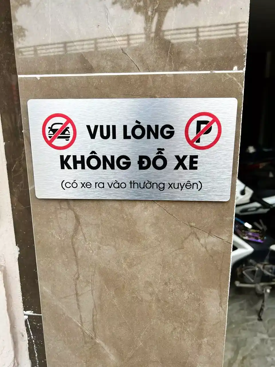 Bảng Vui Lòng Không Đỗ Xe Dán Cửa Trang Trí Khi Vực Cấm Đậu Xe Trước Nhà , Chất Liệu Nhôm Alu Bạc Xước ,tặng Kèm Keo Dán 2 Mặt 1 Bảng Vui Lòng Không Đỗ Xe Dán Cửa Trang Trí Khi Vực Cấm Đậu Xe Trước Nhà , Chất Liệu Nhôm Alu Bạc Xước ,tặng Kèm Keo Dán 2 Mặt
