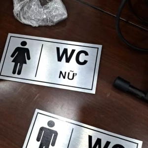 Bảng (WC Nam Hoặc WC Nữ)- Hướng Dẫn Nhà Vệ Sinh - Chất Liệu Alu Bạc Xước Mica 20x10cm - Phun UV 1
