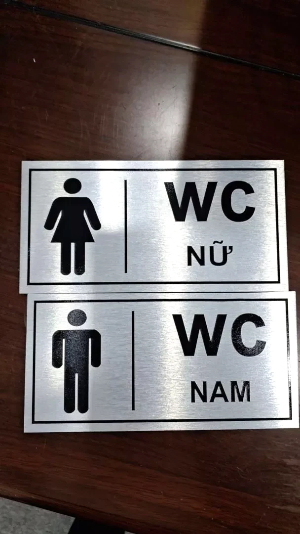Bảng (WC Nam Hoặc WC Nữ)- Hướng Dẫn Nhà Vệ Sinh - Chất Liệu Alu Bạc Xước Mica 20x10cm - Phun UV