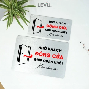 Biển Decor Nhắc Nhở Nhờ Khách Đóng Cửa Giúp Quán Nhé, Chất Liệu Nhôm Alu Bạc Xước ,tặng Kèm Keo Dán 2 Mặt 1