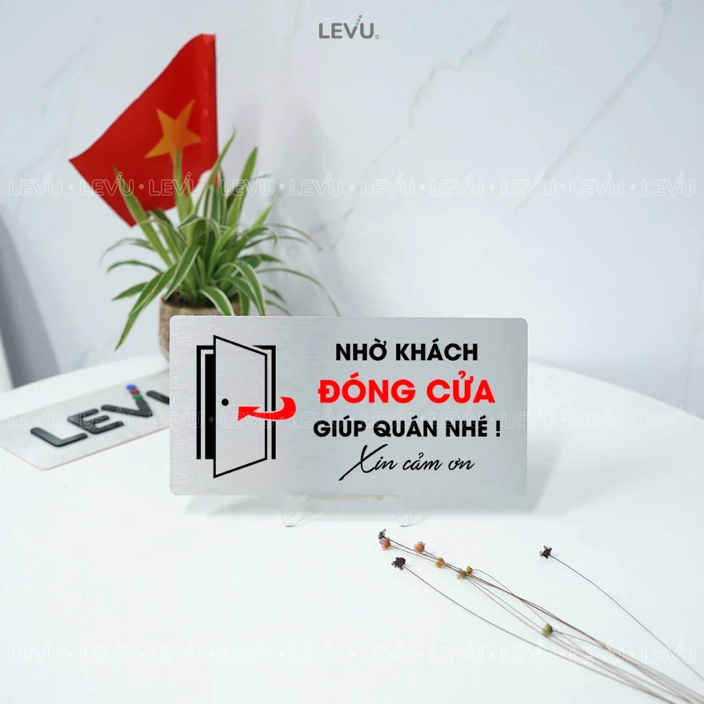 Biển Decor Nhắc Nhở Nhờ Khách Đóng Cửa Giúp Quán Nhé, Chất Liệu Nhôm Alu Bạc Xước ,tặng Kèm Keo Dán 2 Mặt