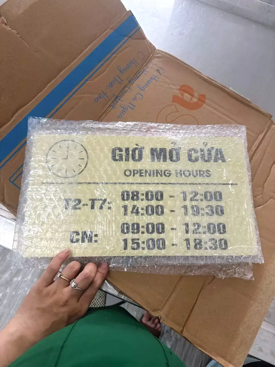 Biển Hiệu Giờ Mở Cửa - Giờ Đóng Cửa Trang Trí Cửa Tiệm Kinh Doanh, Mẫu Alu Nhôm Bạc , In Uv Bền Màu, Có Sẵn Keo 2 Mặt 6 Biển Hiệu Giờ Mở Cửa - Giờ Đóng Cửa Trang Trí Cửa Tiệm Kinh Doanh, Mẫu Alu Nhôm Bạc , In Uv Bền Màu, Có Sẵn Keo 2 Mặt 5