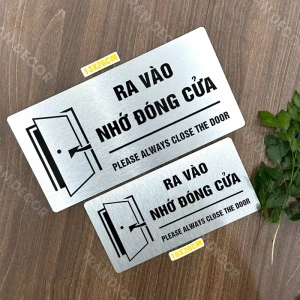 Biển Nhắc Nhở Ra Vào Đóng Cửa, Ra Vào Đóng Cửa, Vui Lòng Đóng Cửa, Ra Vào Nhớ Đóng Cửa Chất Liệu Alu Nhôm