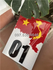 Biển Số Nhà Đẹp Hiện Đại Mẩu Bản Đồ – Cờ Việt Nam Yêu Nước. Kích Thước 30×20, Số Nổi 8mm, Chữ Nổi 2mm, Chất Liệu Mica, Alu , Mực Uv, Làm Theo Yêu Cầu, Miễn Phí Thiết Kế Và Miễn Phí Vận Chuyển Tận Nhà