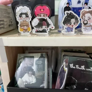 Mô Hình Standee Kook - Tae Dễ Thương 2cm/5cm/10cm Đáng Yêu Cho Nam Nữ Quà Tặng Bạn Bè, Chất Liệu Mica Trong Suốt In 2 Mặt, Kích Thước 5cm , Trang Trí Treo Cặp, Balo 1
