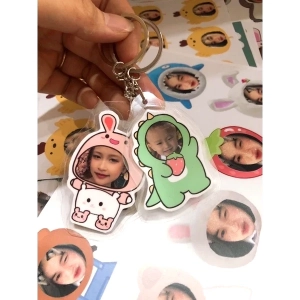 Móc Khóa Chibi Ghép Mặt In Theo Yêu Cầu Hình Khủng Long Dành Cho Bạn Bè Người Yêu, Bạn Bè, Người Thân, Làm Theo Yêu Cầu, Chất Liệu Mica Trong Suốt In 2 Mặt, Kích Thước 5cm , Trang Trí Treo Cặp, Balo