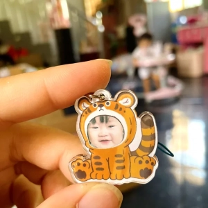 Móc Khóa Gia Đình, Móc Khóa Đơn In Theo Yêu Cầu Ghép Mặt Đáng Yêu Dễ Thương Chibi Cho Bé , Quà Tặng Cho Bạn Trai, Bạn Gái, Người Yêu, Làm Theo Yêu Cầu, Chất Liệu Mica Trong Suốt In 2 Mặt, Kích Thước 5cm , Trang Trí Treo Cặp, Balo