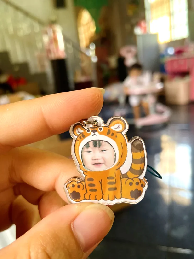 Móc Khóa Gia Đình, Móc Khóa Đơn In Theo Yêu Cầu Ghép Mặt Đáng Yêu Dễ Thương Chibi Cho Bé , Quà Tặng Cho Bạn Trai, Bạn Gái, Người Yêu, Làm Theo Yêu Cầu, Chất Liệu Mica Trong Suốt In 2 Mặt, Kích Thước 5cm , Trang Trí Treo Cặp, Balo 1 Móc Khóa Gia Đình, Móc Khóa Đơn In Theo Yêu Cầu Ghép Mặt Đáng Yêu Dễ Thương Chibi Cho Bé , Quà Tặng Cho Bạn Trai, Bạn Gái, Người Yêu, Làm Theo Yêu Cầu, Chất Liệu Mica Trong Suốt In 2 Mặt, Kích Thước 5cm , Trang Trí Treo Cặp, Balo