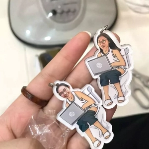 Móc Khóa In Theo Yêu Cầu Chạy Deadline Đi Vệ Sinh Đáng Yêu Dành Cho Bạn Bè Người Yêu, Bạn Bè, Người Thân, Làm Theo Yêu Cầu, Chat Liệu Mica Trong Suốt In 2 Mặt, Kích Thước 5cm , Trang Trí Treo Cặp, Balo 1