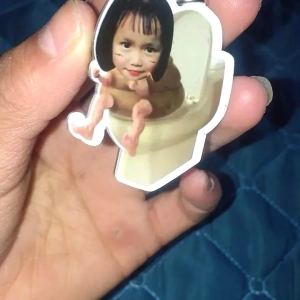 Móc Khóa In Theo Yêu Cầu Đi Vệ Sinh Đáng Yêu Dành Cho Bạn Bè Người Yêu, Người Thân, Làm Theo Yêu Cầu Mica Trong Suốt In 2 Mặt , Trang Trí Treo Cặp, Balo 1