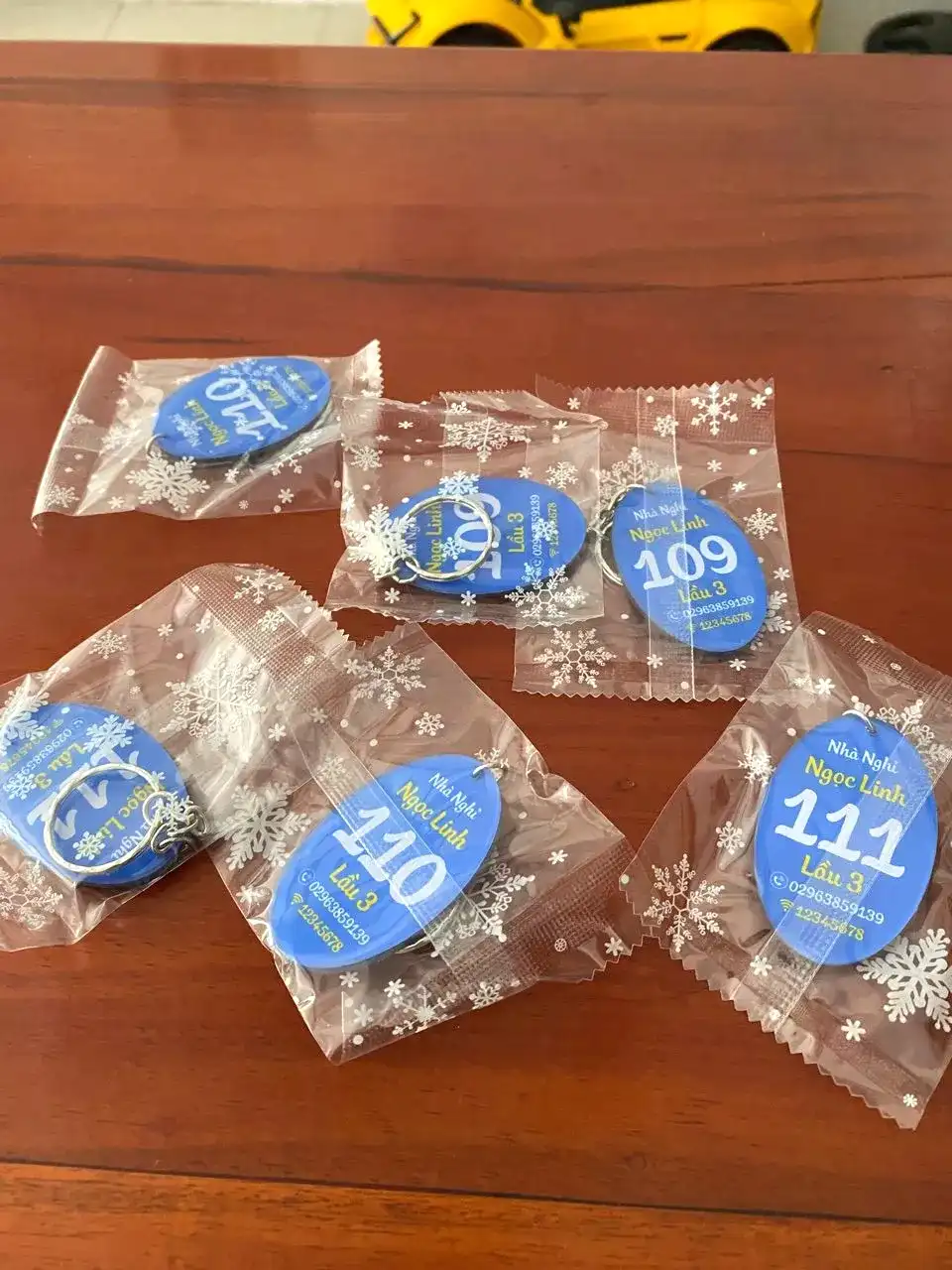 Móc Khóa Khách Sạn Mica Trong 2 Mặt, Hình Elip Và Oval Đa Dạng Màu, Tên Khách Sạn, Nhà Nghỉ, Homestay, Motel, Hotel In Theo Yêu Cầu 2 Móc Khóa Khách Sạn Mica Trong 2 Mặt, Hình Elip Và Oval Đa Dạng Màu, Tên Khách Sạn, Nhà Nghỉ, Homestay, Motel, Hotel In Theo Yêu Cầu 1