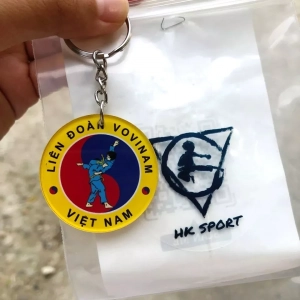 MÓC KHÓA LOGO THỂ THAO IN MICA 2 MẶT BÓNG, NHẸ BỀN, TREO CHÌA KHÓA