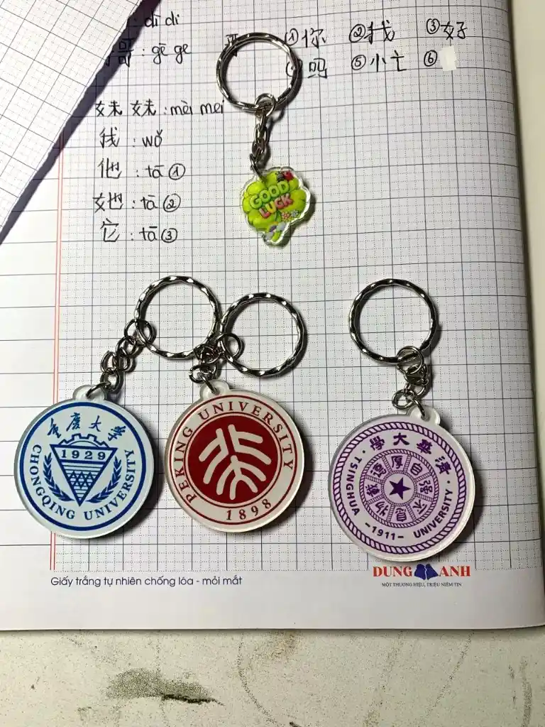 Móc Khóa Logo Trường Đại Học Trung Quốc Nổi Tiếng, In Mica 2 Mặt Bóng, Nhẹ Bền Đẹp, Quà Lưu Niệm Ý Nghĩa 2 Móc Khóa Logo Trường Đại Học Trung Quốc Nổi Tiếng, In Mica 2 Mặt Bóng, Nhẹ Bền Đẹp, Quà Lưu Niệm Ý Nghĩa 1