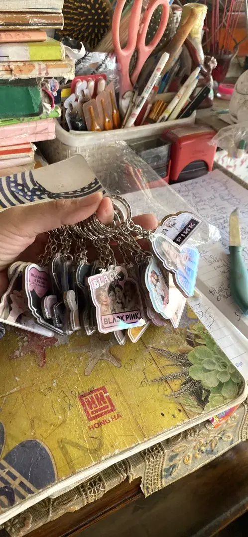 Móc Khóa Ngẫu Nhiên Blackpin Đeo Chia Khóa Xe, Balo Túi Xách Giá 3 Móc Khóa Ngẫu Nhiên Blackpin Đeo Chia Khóa Xe, Balo Túi Xách Giá 2