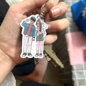 Móc Khóa Theo Yêu Cầu In Hình Chibi Cute Cặp Đôi , Dành Cho Bạn Bè Người Yêu, Bạn Bè, Người Thân, Làm Theo Yêu Cầu, Chất Liệu Mica Trong Suốt In 2 Mặt, Kích Thước 5cm , Trang Trí Treo Cặp, Balo 1