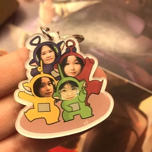 Móc Khóa Theo Yêu Cầu Quà Lưu Niệm In Hình Chibi Cute Cặp Đôi Nhóm 4 Người In Theo Yêu Cầu Quà Tặng Cho Bạn Bè Người Yêu, Làm Theo Yêu Cầu, Chất Liệu Mica Trong Suốt In 2 Mặt, Kích Thước 5cm , Trang Trí Treo Cặp, Balo 1