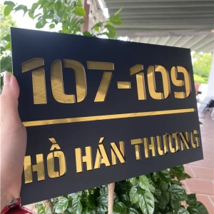 Biển Số Nhà Đẹp Hiện Đại tại Buôn Ma Thuột Đắk Lắk Kích Thước 30x20, Số Nổi 8mm, Chữ Nổi 2mm, Chất Liệu Mica, Alu , Mực Uv, Làm Theo Yêu Cầu, Miễn Phí Thiết Kế Và Miễn Phí Vận Chuyển Tận Nhà