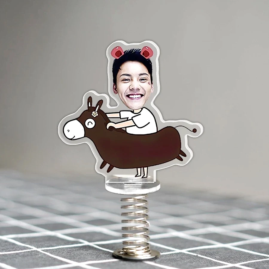 Standee Lò Xo Lắc Lư Đáng Yêu Trong Suốt Đế Dính Trang Trí In Theo Yêu Cầu Chibi 10 Standee Lò Xo Lắc Lư Đáng Yêu Trong Suốt Đế Dính Trang Trí In Theo Yêu Cầu Chibi 9