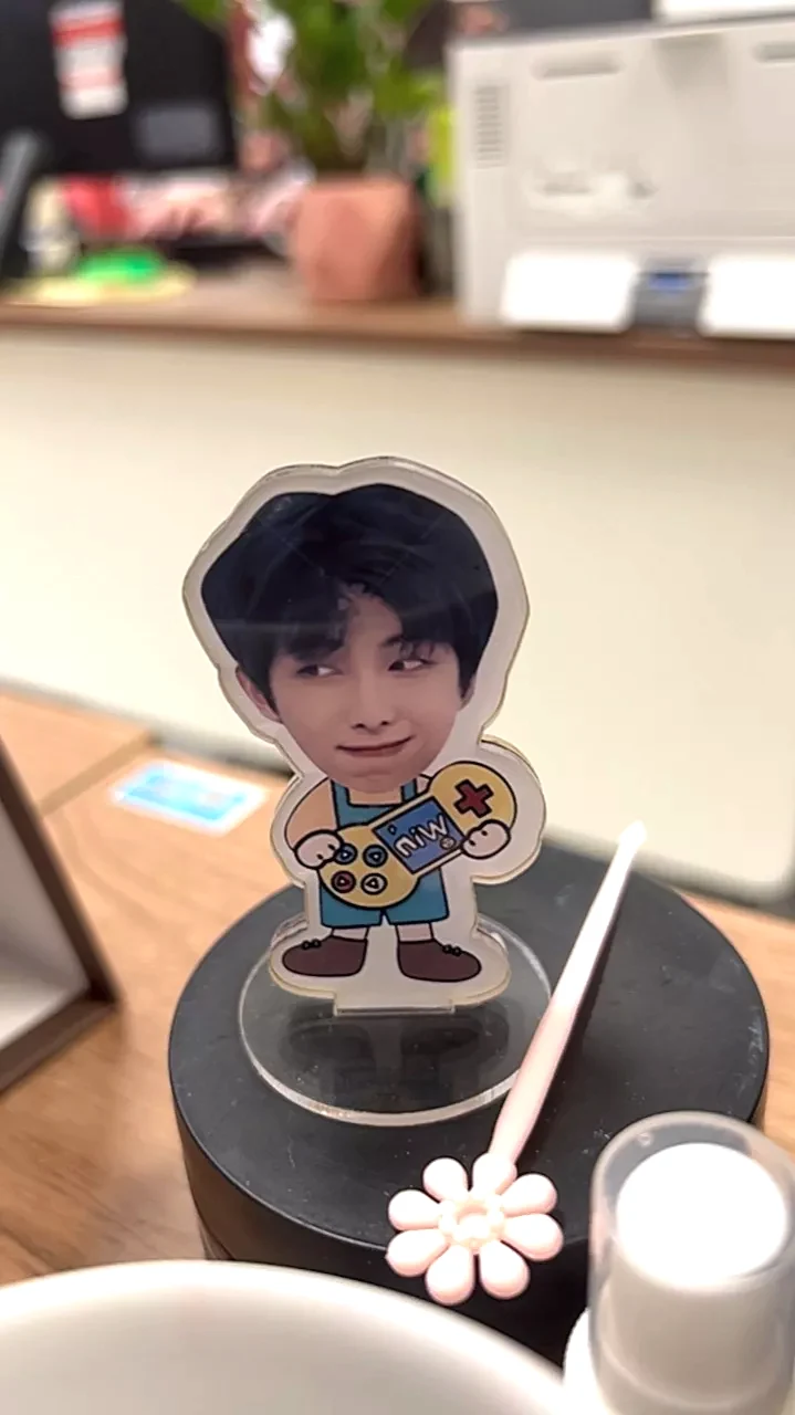 Standee Mô Hình Kpop Các Mẫu Cực Kì Dễ Thương Trưng Bày Góc Học Tập Để Bàn Làm Việc 8 Standee Mô Hình Kpop Các Mẫu Cực Kì Dễ Thương Trưng Bày Góc Học Tập Để Bàn Làm Việc 7