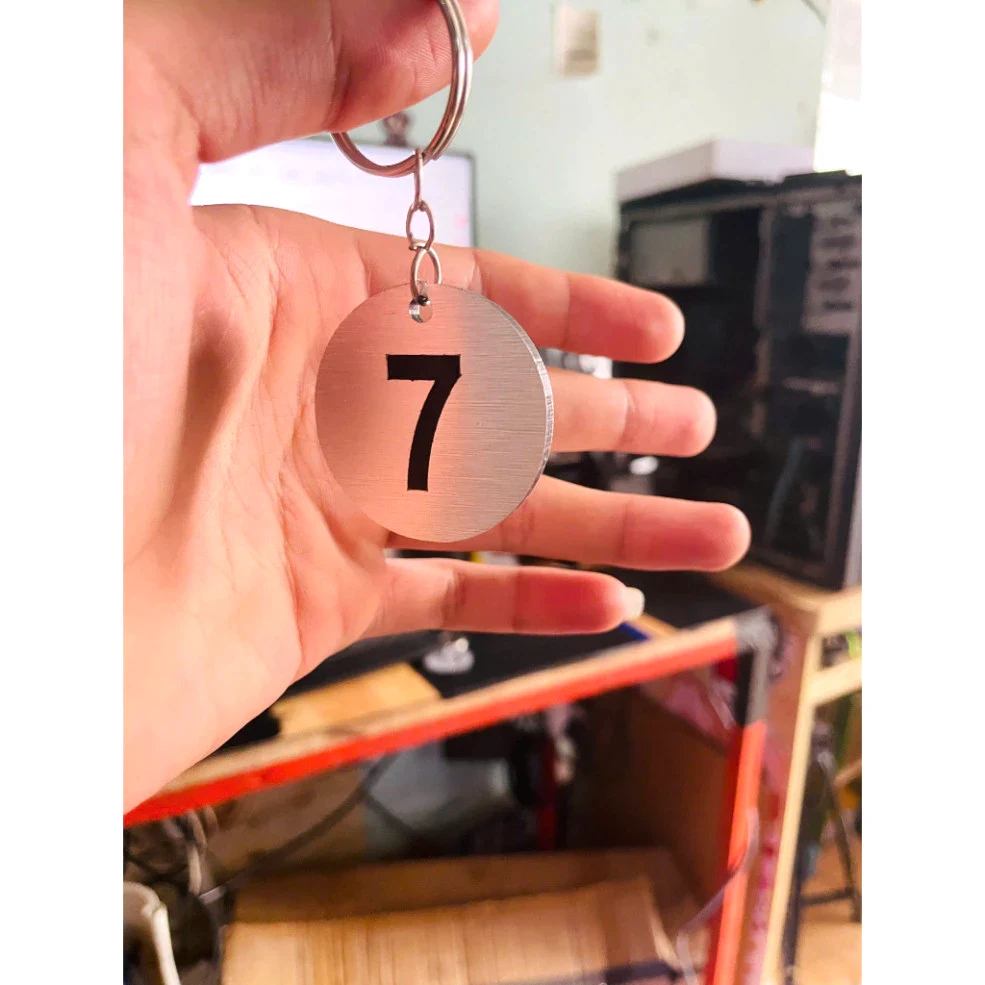 Thẻ Số Tròn 4cm Có Lỗ Móc Khóa - Alu Trắng Xước Số Đen - In Uv Theo Yêu Cầu 3 Thẻ Số Tròn 4cm Có Lỗ Móc Khóa - Alu Trắng Xước Số Đen - In Uv Theo Yêu Cầu 2